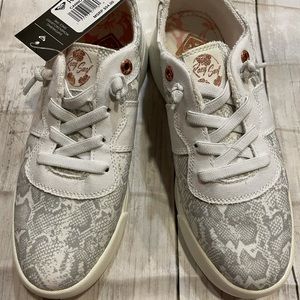 Roxy surf tennis shoes